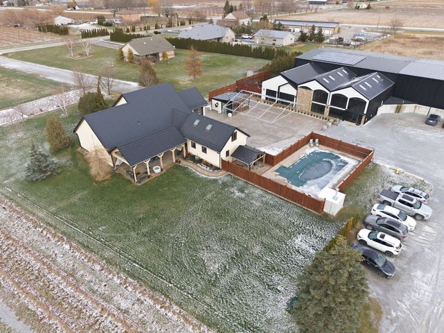 The residence, its pool and the winery side by side